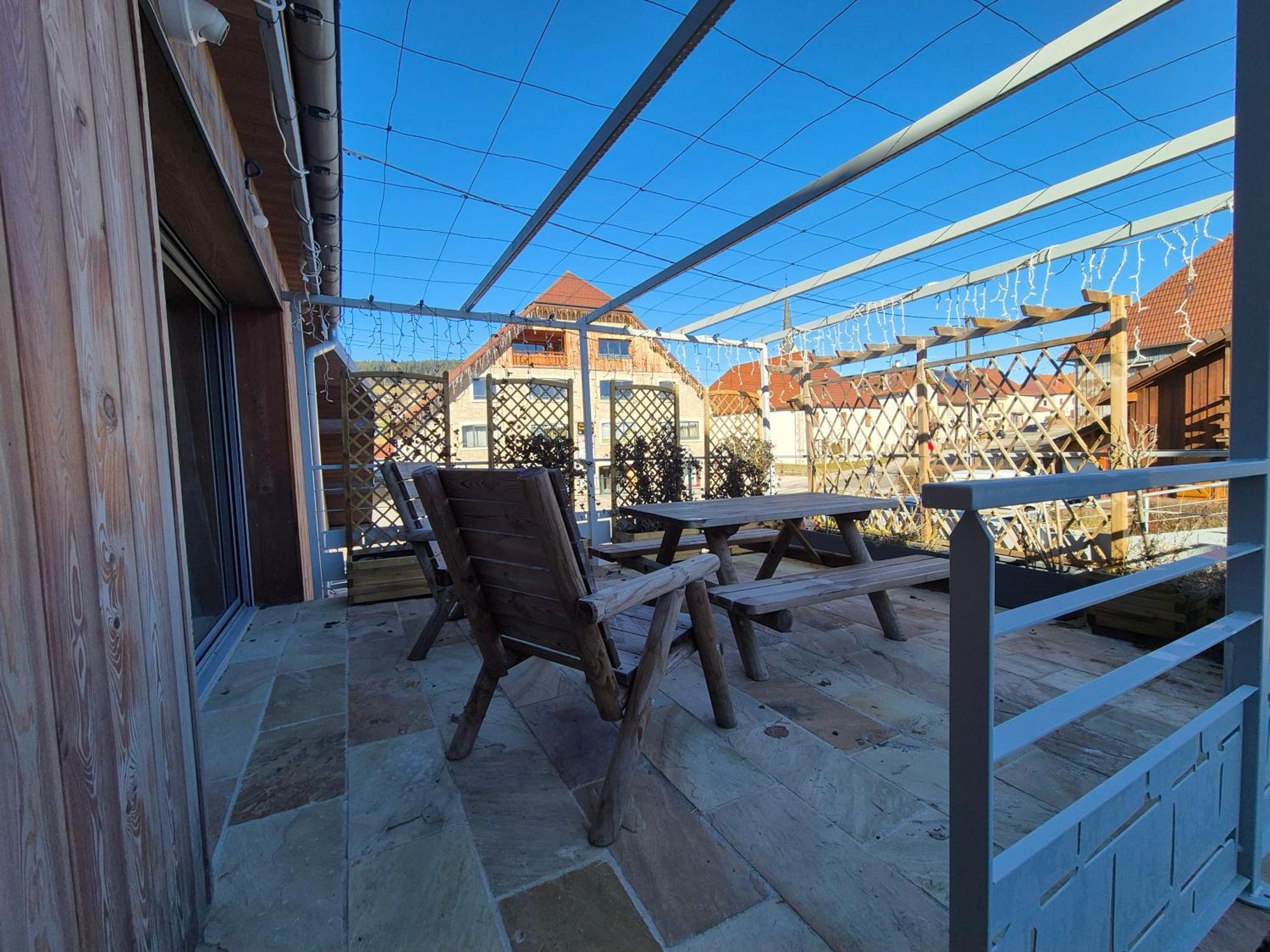 Del Vino Bar A Vin & Guitares Appartement Sauna Terrasse Garage Orchamps-Vennes Exterior photo